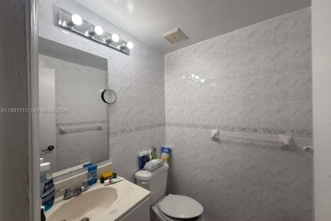 Villa ou maison à vendre à Hialeah, Floride: 4 chambres, 133.04 m2 № 2052247 - photo 11