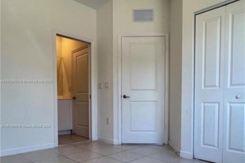 Купить таунхаус в Майами, Флорида 3 спальни, 122.63м2, № 1966885 - фото 13