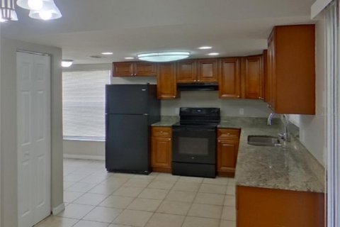 Casa en alquiler en Brandon, Florida, 4 dormitorios, 131.55 m2 № 1910922 - foto 5