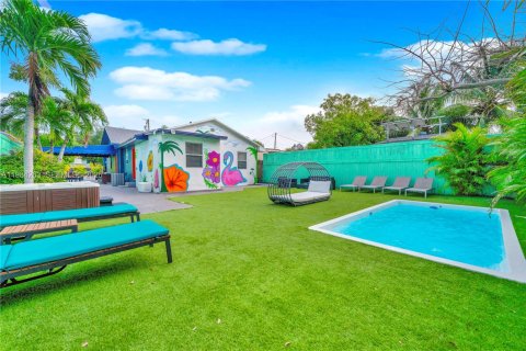 House in Miami, Florida 5 bedrooms, 133.41 sq.m. № 2045473 - photo 17