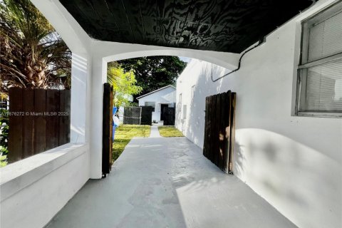 Propiedad comercial en venta en Miami, Florida, 188.87 m2 № 1925557 - foto 12