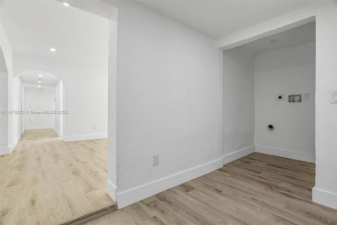 Propiedad comercial en venta en Miami, Florida, 188.87 m2 № 1925557 - foto 22