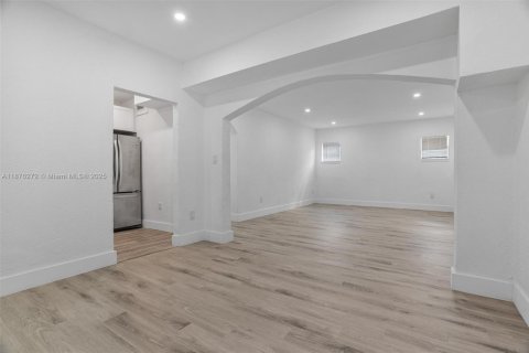 Propiedad comercial en venta en Miami, Florida, 188.87 m2 № 1925557 - foto 30