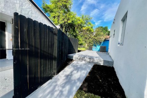 Propiedad comercial en venta en Miami, Florida, 188.87 m2 № 1925557 - foto 19