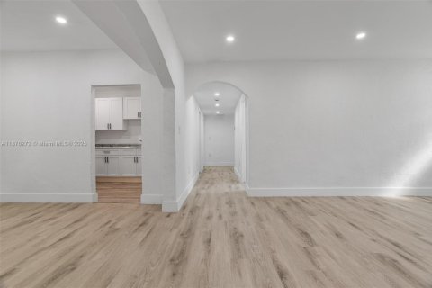 Propiedad comercial en venta en Miami, Florida, 188.87 m2 № 1925557 - foto 27