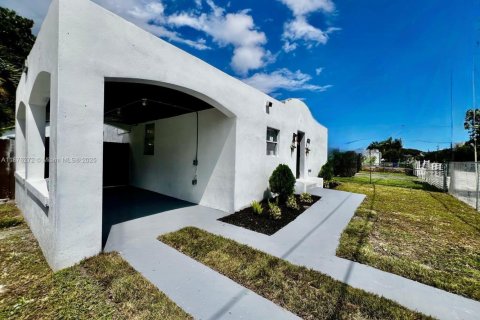 Propiedad comercial en venta en Miami, Florida, 188.87 m2 № 1925557 - foto 2
