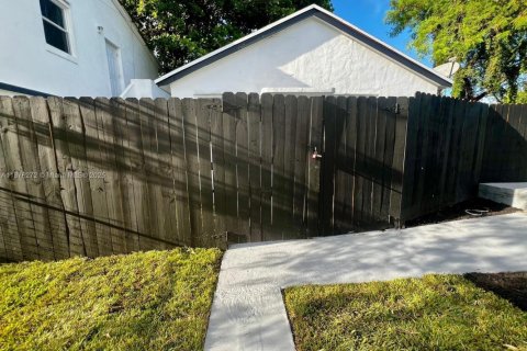 Propiedad comercial en venta en Miami, Florida, 188.87 m2 № 1925557 - foto 14