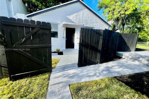 Propiedad comercial en venta en Miami, Florida, 188.87 m2 № 1925557 - foto 15