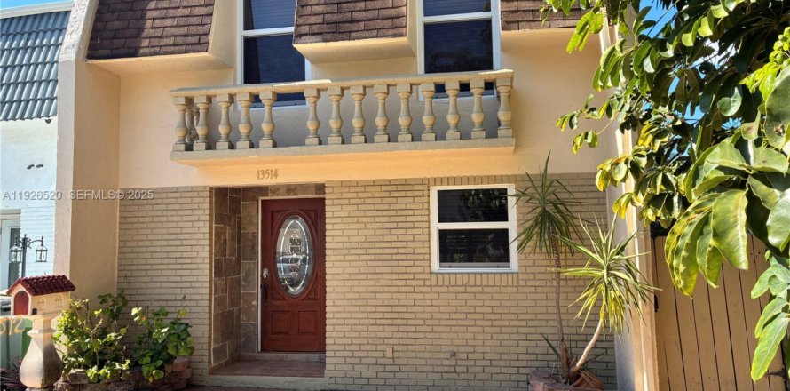 Adosado en North Miami, Florida 3 dormitorios, 152.36 m2 № 1986007