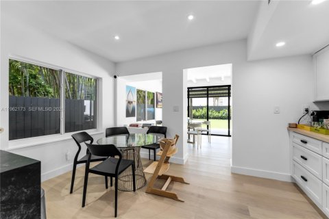 Villa ou maison à louer à Miami, Floride: 4 chambres, 272.02 m2 № 2024840 - photo 13