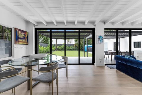 Villa ou maison à louer à Miami, Floride: 4 chambres, 272.02 m2 № 2024840 - photo 15