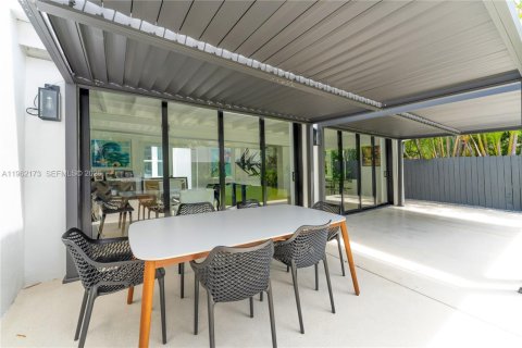 Villa ou maison à louer à Miami, Floride: 4 chambres, 272.02 m2 № 2024840 - photo 29