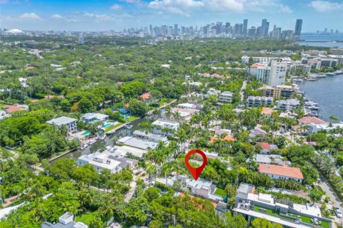 Villa ou maison à louer à Miami, Floride: 4 chambres, 272.02 m2 № 2024840 - photo 3