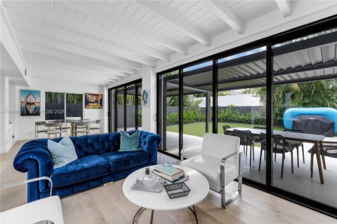 Villa ou maison à louer à Miami, Floride: 4 chambres, 272.02 m2 № 2024840 - photo 16