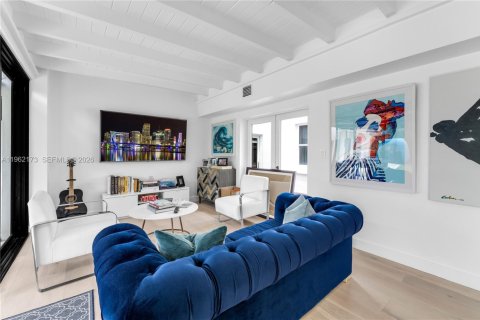 Villa ou maison à louer à Miami, Floride: 4 chambres, 272.02 m2 № 2024840 - photo 17