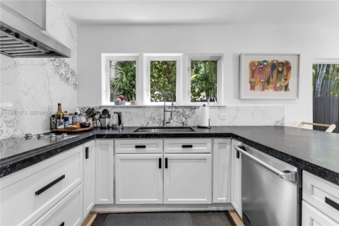 Villa ou maison à louer à Miami, Floride: 4 chambres, 272.02 m2 № 2024840 - photo 12