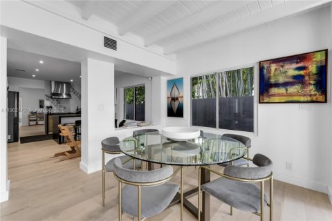 Villa ou maison à louer à Miami, Floride: 4 chambres, 272.02 m2 № 2024840 - photo 14