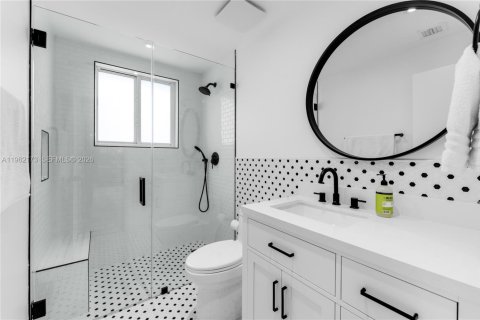 Villa ou maison à louer à Miami, Floride: 4 chambres, 272.02 m2 № 2024840 - photo 26