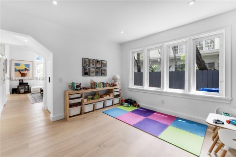 Villa ou maison à louer à Miami, Floride: 4 chambres, 272.02 m2 № 2024840 - photo 9