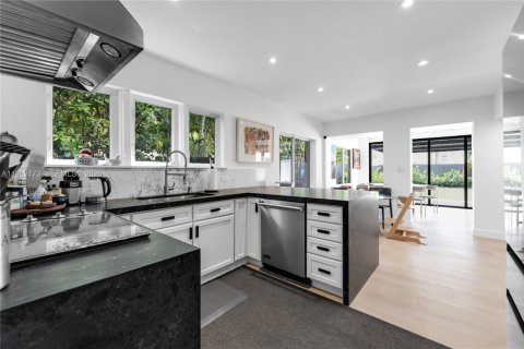 Villa ou maison à louer à Miami, Floride: 4 chambres, 272.02 m2 № 2024840 - photo 10