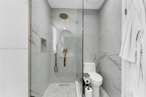 Villa ou maison à louer à Miami, Floride: 4 chambres, 272.02 m2 № 2024840 - photo 23