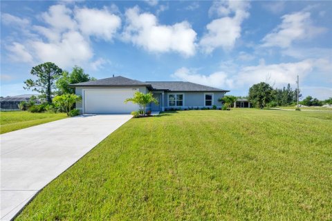 House in Cape Coral, Florida 3 bedrooms, 121.7 sq.m. № 2100468
