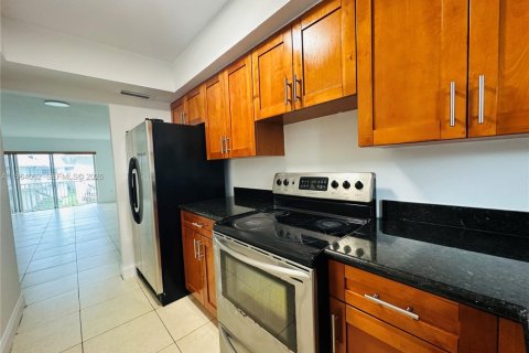 Condo in Miami, Florida, 2 bedrooms  № 2026152 - photo 11