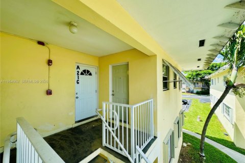 Condo in Miami, Florida, 2 bedrooms  № 2026152 - photo 2