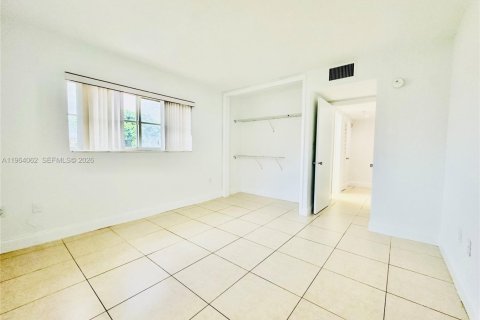 Condo in Miami, Florida, 2 bedrooms  № 2026152 - photo 17