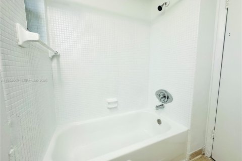 Condo in Miami, Florida, 2 bedrooms  № 2026152 - photo 20