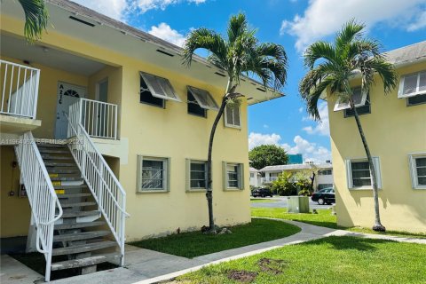 Condo in Miami, Florida, 2 bedrooms  № 2026152 - photo 3