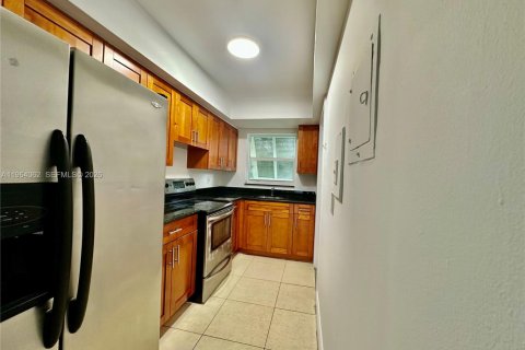 Condo in Miami, Florida, 2 bedrooms  № 2026152 - photo 10