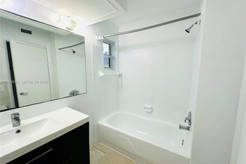 Condo in Miami, Florida, 2 bedrooms  № 2026152 - photo 22