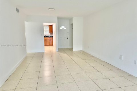 Condo in Miami, Florida, 2 bedrooms  № 2026152 - photo 13