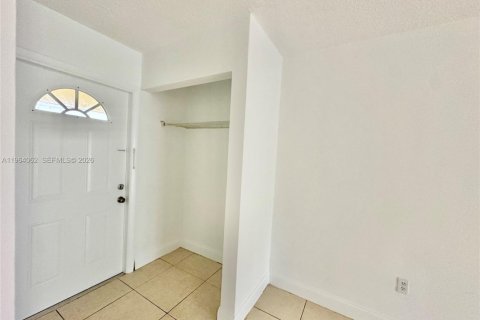 Condo in Miami, Florida, 2 bedrooms  № 2026152 - photo 29