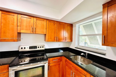 Condo in Miami, Florida, 2 bedrooms  № 2026152 - photo 6