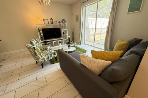 Townhouse in Davenport, Florida 4 bedrooms, 176.7 sq.m. № 2103912 - photo 11