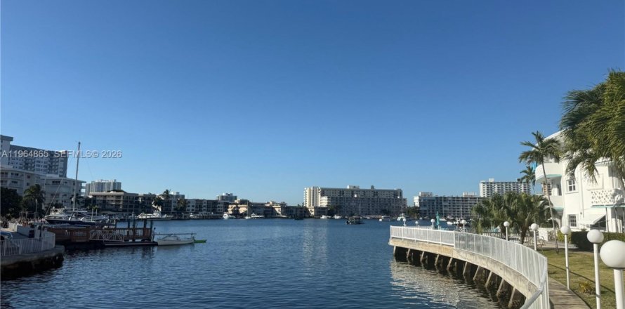 Кондоминиум с 1 спальней в Халландейл-Бич, Флорида № 2026996