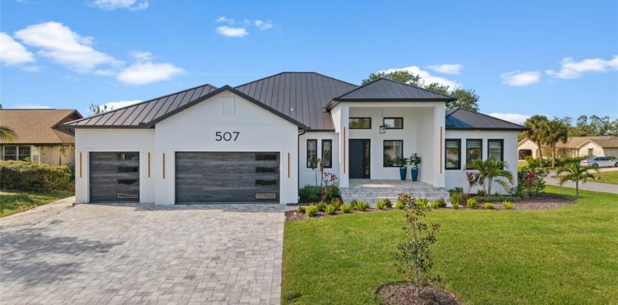 House in Nokomis, Florida 5 bedrooms, 343.83 sq.m. № 1831879