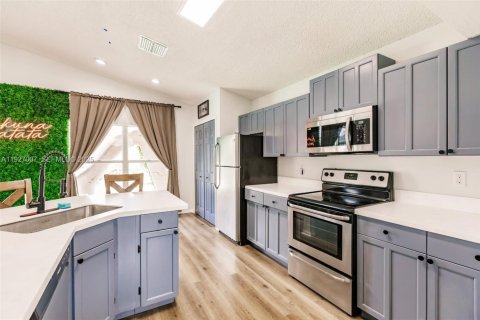 Villa ou maison à vendre à Kissimmee, Floride: 4 chambres, 207.17 m2 № 1990511 - photo 4