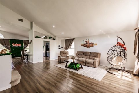 Villa ou maison à vendre à Kissimmee, Floride: 4 chambres, 207.17 m2 № 1990511 - photo 7