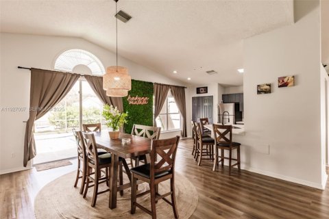 Villa ou maison à vendre à Kissimmee, Floride: 4 chambres, 207.17 m2 № 1990511 - photo 13