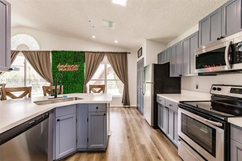 Villa ou maison à vendre à Kissimmee, Floride: 4 chambres, 207.17 m2 № 1990511 - photo 6