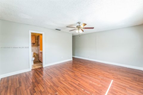 House in Boca Raton, Florida 3 bedrooms, 145.02 sq.m. № 1790619 - photo 17