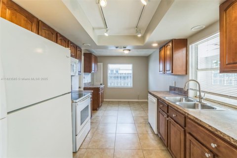 House in Boca Raton, Florida 3 bedrooms, 145.02 sq.m. № 1790619 - photo 12