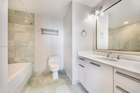 Condominio en venta en Miami, Florida, 1 dormitorio, 89.46 m2 № 2032261 - foto 16