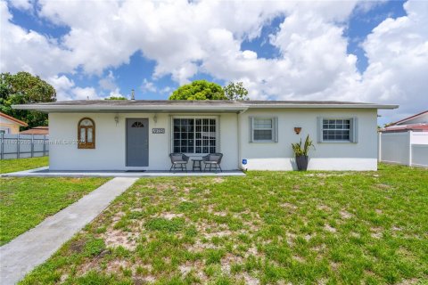 House in Miami Gardens, Florida 3 bedrooms, 98.29 sq.m. № 1786501 - photo 1