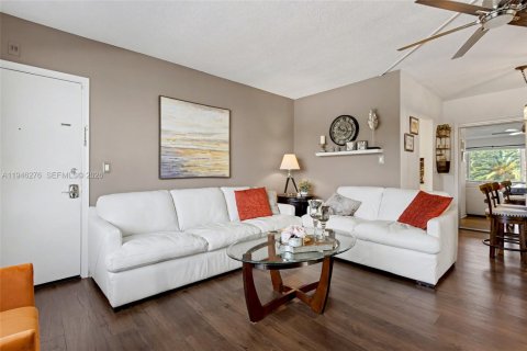 Condominio en venta en Pompano Beach, Florida, 2 dormitorios, 78.04 m2 № 2002873 - foto 10