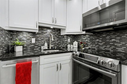 Condominio en venta en Pompano Beach, Florida, 2 dormitorios, 78.04 m2 № 2002873 - foto 3