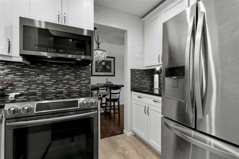 Condominio en venta en Pompano Beach, Florida, 2 dormitorios, 78.04 m2 № 2002873 - foto 4